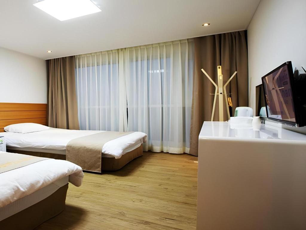 Ewha Hotel Jeju Exteriör bild